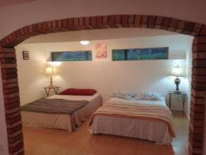 Great Family Room for Upto 6 adults Near Guildford Town Center